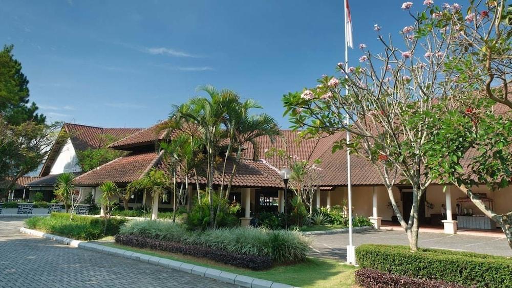 Grand Whiz Hotel Trawas Mojokerto Luaran gambar