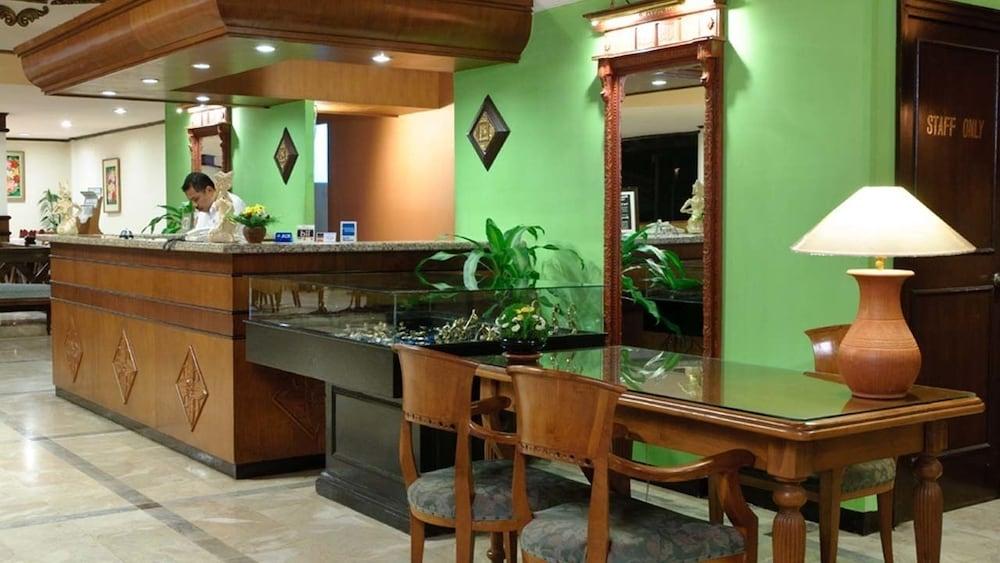 Grand Whiz Hotel Trawas Mojokerto Luaran gambar
