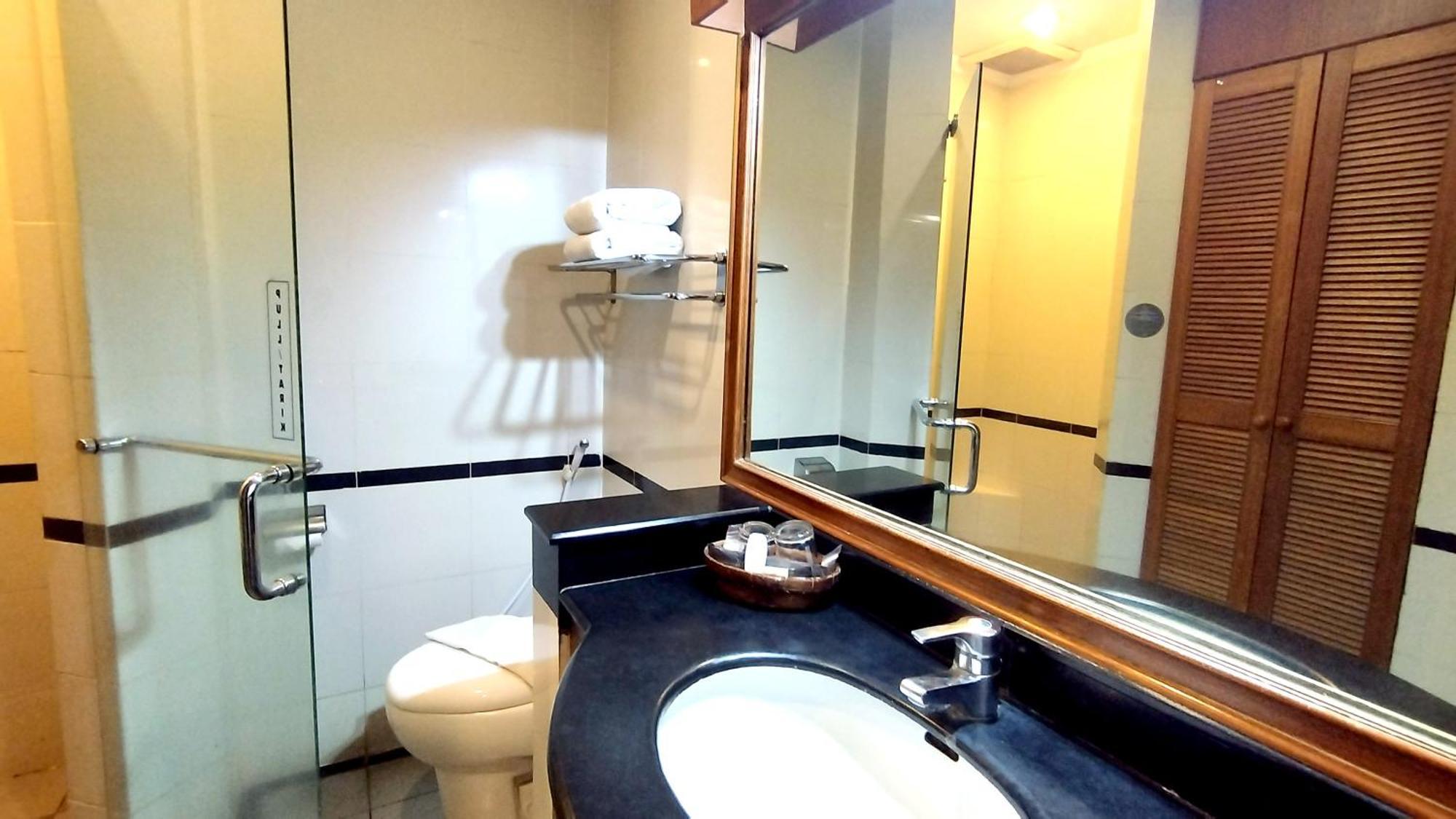 Grand Whiz Hotel Trawas Mojokerto Luaran gambar