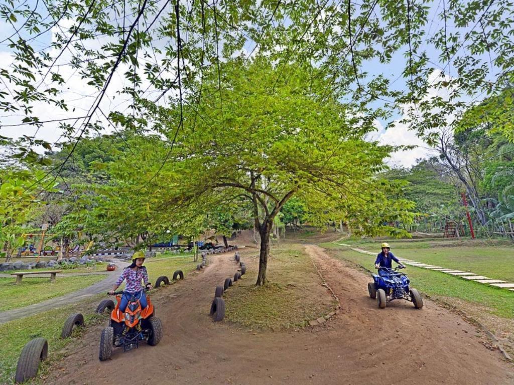 Grand Whiz Hotel Trawas Mojokerto Luaran gambar