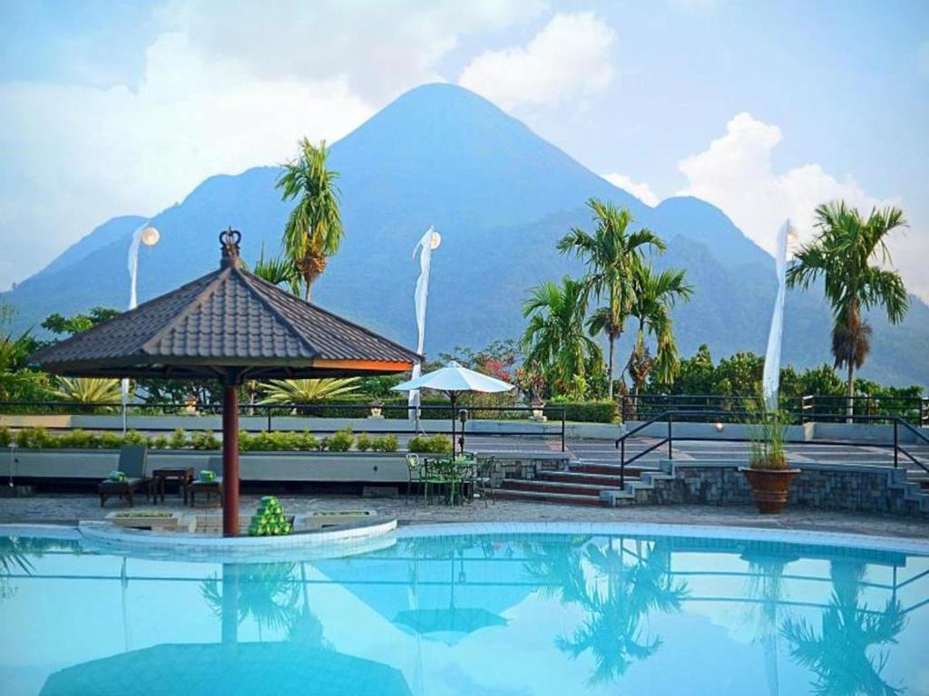 Grand Whiz Hotel Trawas Mojokerto Luaran gambar