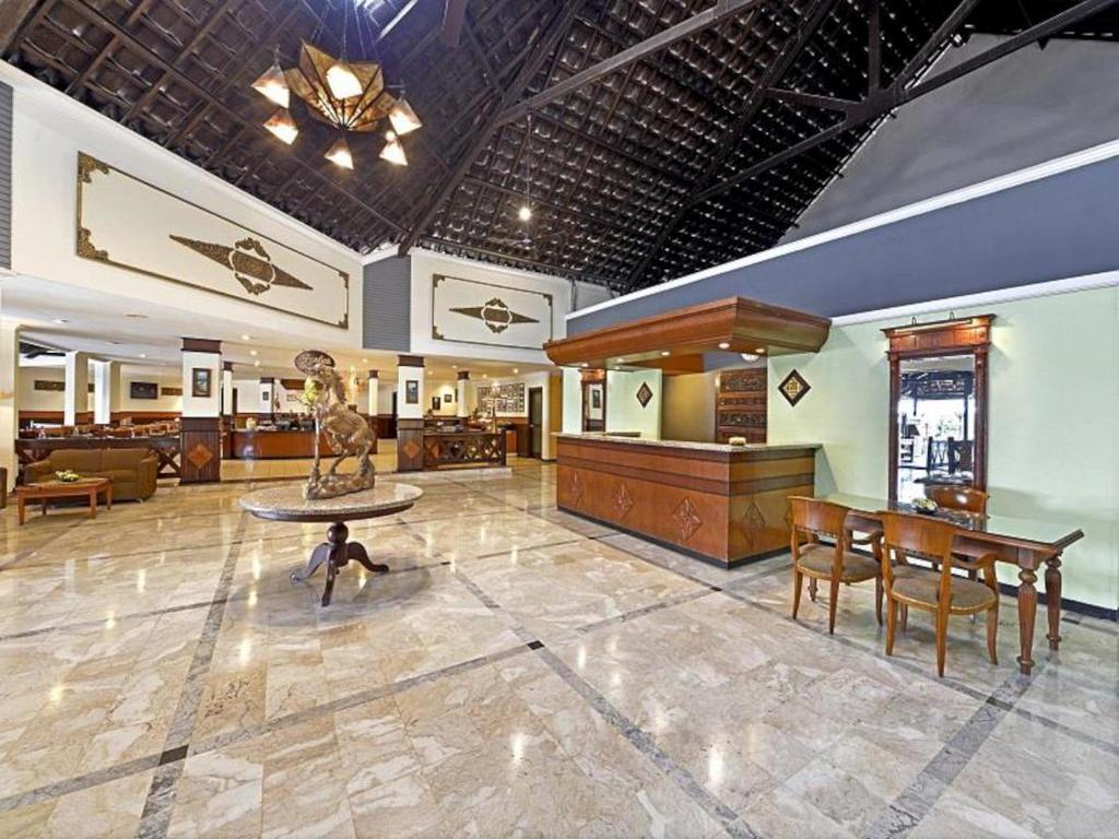 Grand Whiz Hotel Trawas Mojokerto Luaran gambar