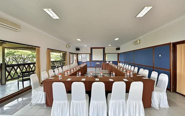 Grand Whiz Hotel Trawas Mojokerto Luaran gambar
