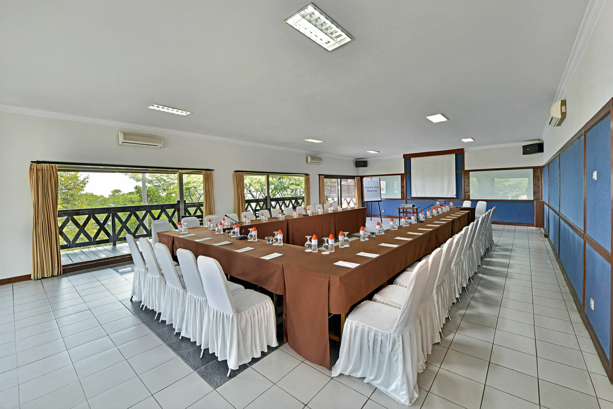 Grand Whiz Hotel Trawas Mojokerto Luaran gambar