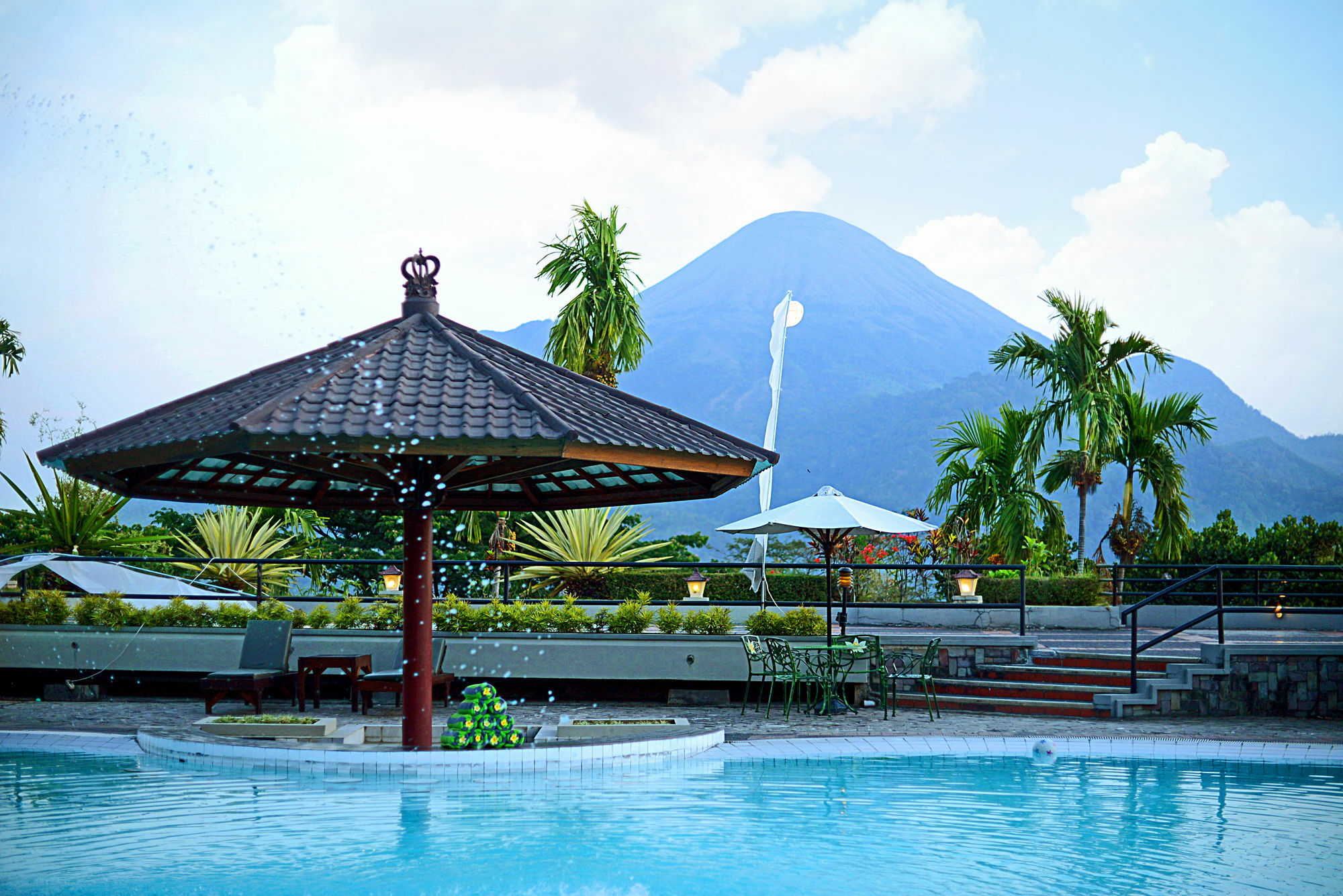 Grand Whiz Hotel Trawas Mojokerto Luaran gambar