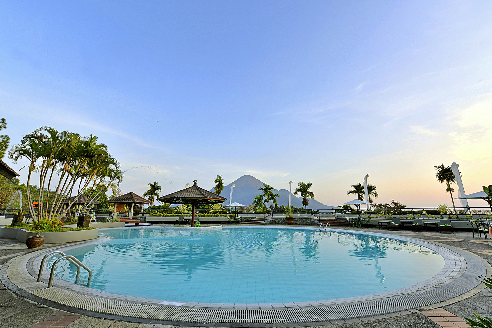 Grand Whiz Hotel Trawas Mojokerto Luaran gambar