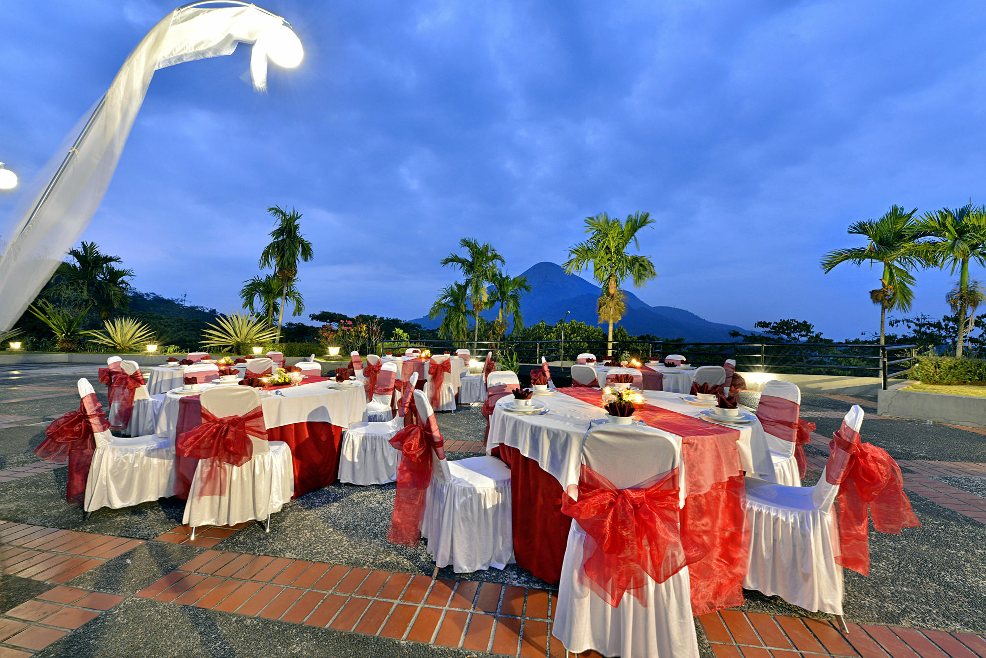 Grand Whiz Hotel Trawas Mojokerto Luaran gambar